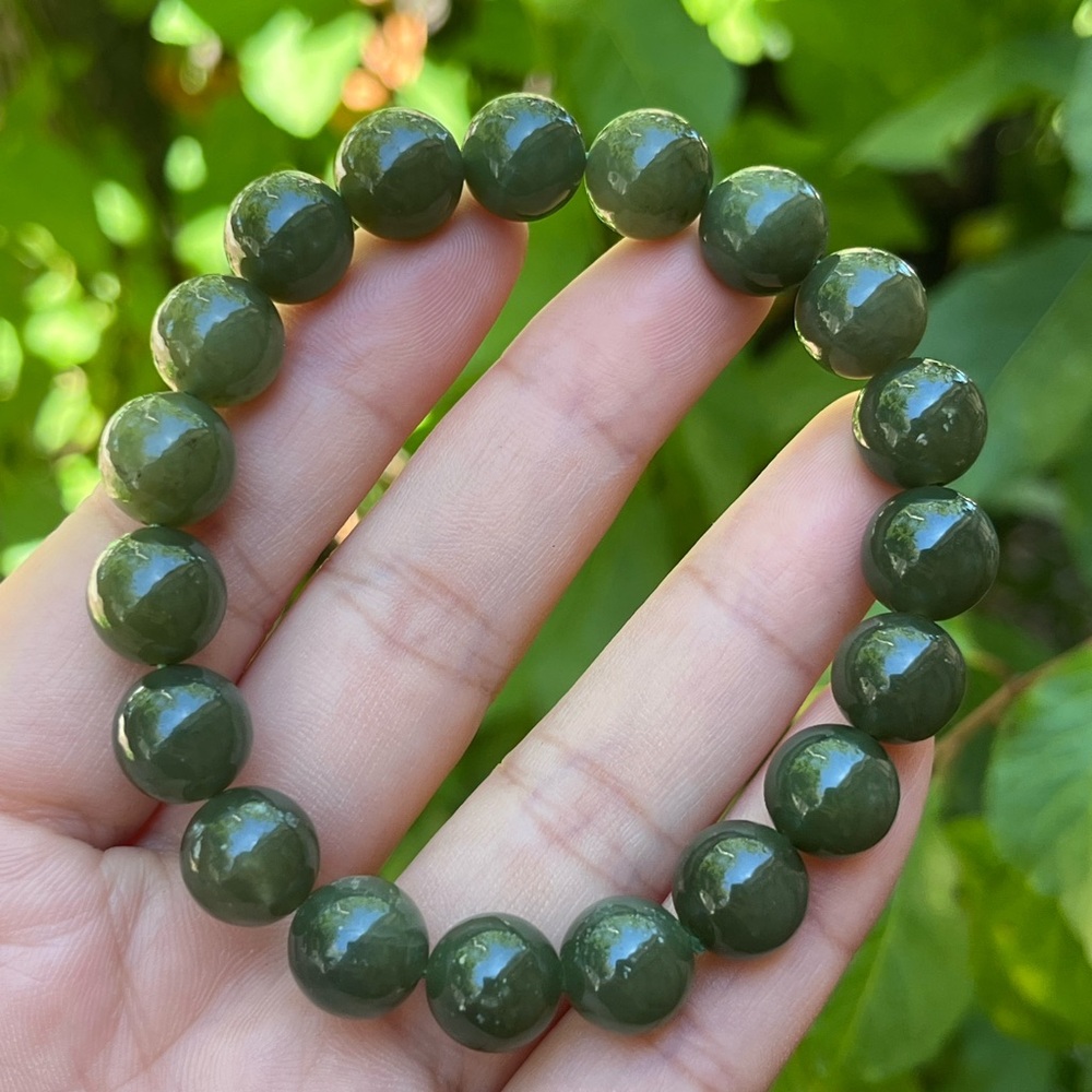 10.5mm stretchable green‎ jade bracelet - Picture 2 of 7